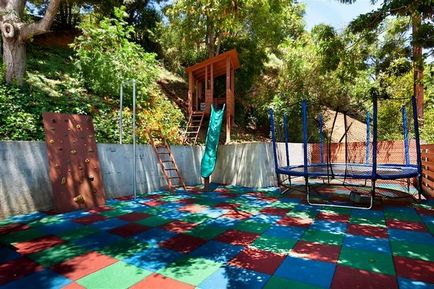Детска площадка за това как да се организира една вила в спорта страни земята