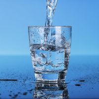 Една чаша вода на празен стомах сутрин - ползите и вредите