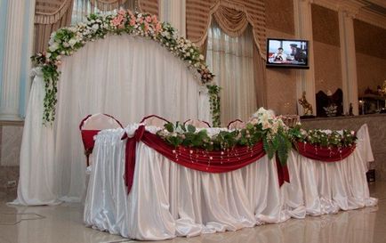 Сватбена арка с техните ръце на снимки и видеоклипове