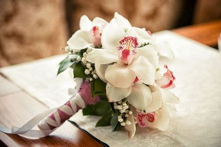 Сватбен букет от орхидеи в комбинация с други цветове