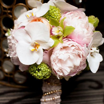 Сватбен букет от орхидеи в комбинация с други цветове
