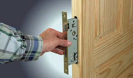 Монтаж на дървени врати с техните ръце тънкости на работата, вратите