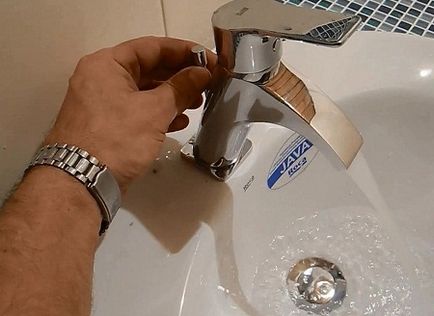 Инсталирайте кранче на мивката се монтира кран до мивката, свързан към водопреносната мрежа, гъвкави доставки