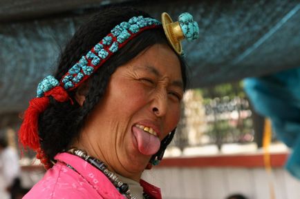 Защо тибетци показват език