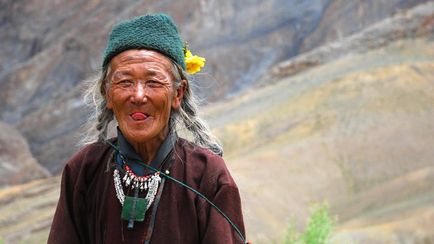 Защо тибетци показват език