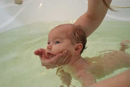 Като бебе плува