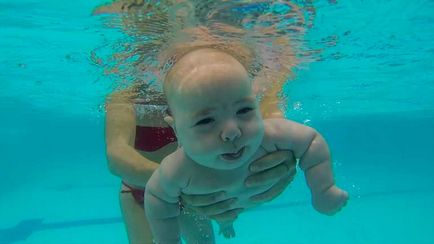 Като бебе плува