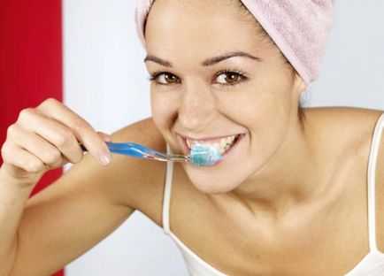 Защо да си миете зъбите по време на сън