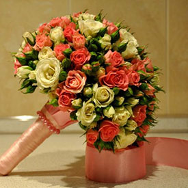 Сватбени букети от розови рози