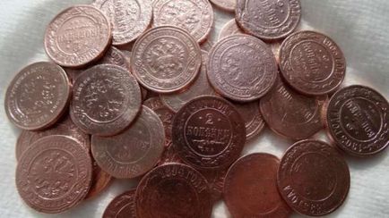 Как да се почисти стара медна монета