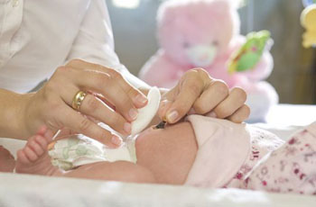 Как да се справят с пъпа на новороденото с щипка за пране