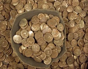 Как да се почисти стара медна монета