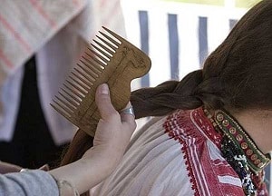 Как да вържете косата й