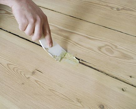 Покритият дървен етаж в един апартамент или къща с масло, лак, восък или боя
