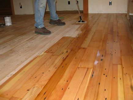 Покритият дървен етаж в един апартамент или къща с масло, лак, восък или боя