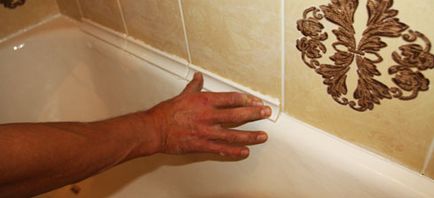 Печатът на пропастта между ваната и стената, тъй като тя се управлява