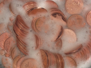 Почистване монети от мед в дома за почистване на медни монети, почистване на стари зелено