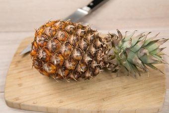 Как да се почисти ананас-популярните методи за почистване, рязане и хранене