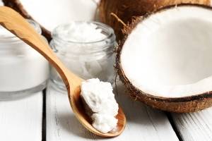 Как да използвате кокосово масло за прилагане на косата на рецепти, съвети и мнения