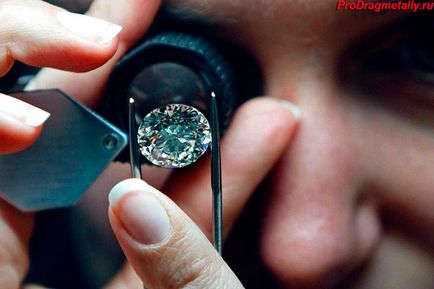 Как да се идентифицират един диамант в дома да се различава от другите камъни, стъкло и методите за фалшифициране
