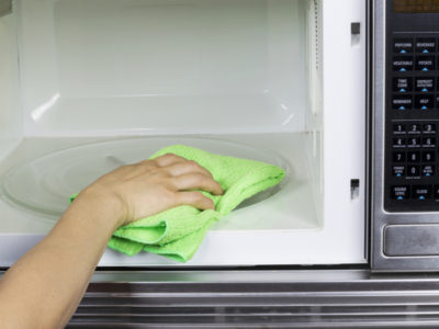 Как да се измие микровълнова фурна от старата грес от вътрешността на дома