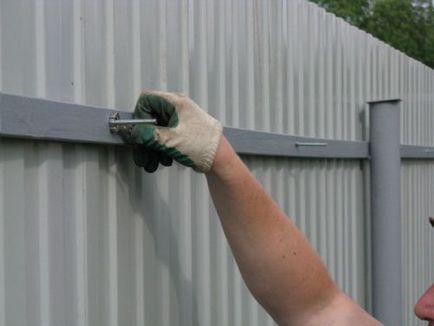 Фиксирането на велпапе по оградата, какво и как да се засили ламарината на оградата, монтаж на свои ръце