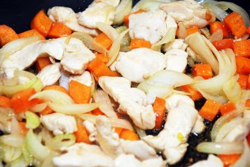 Пиле с гъби и картофи - задушени зеленчуци с пиле