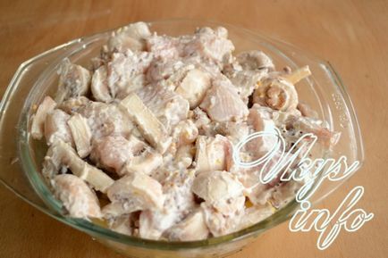 Пиле с гъби и картофи в рецептата на фурна със снимка