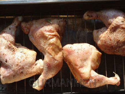 Горещи пушени пилешки бутчета, когато извършени от мъже