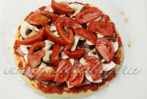 Пица с наденица, домати и сирене рецепта със снимка
