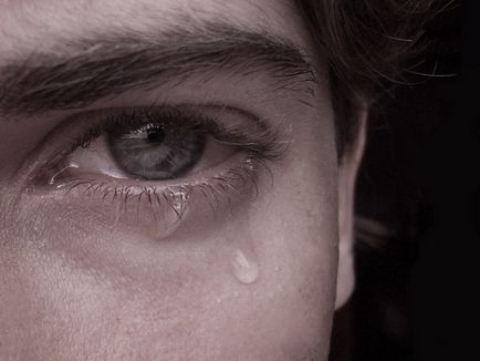 Защо хората плачат, когато сълзи, произтичащи от лявото му око