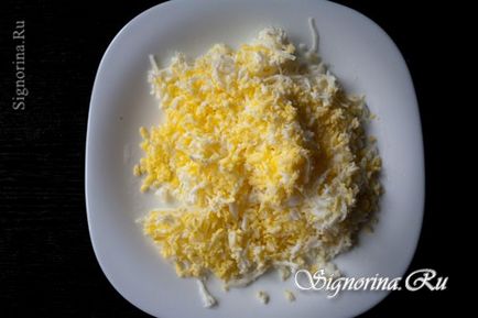 Пъф салата с пиле, гъби, сирене и сушени сини сливи рецепта със снимка
