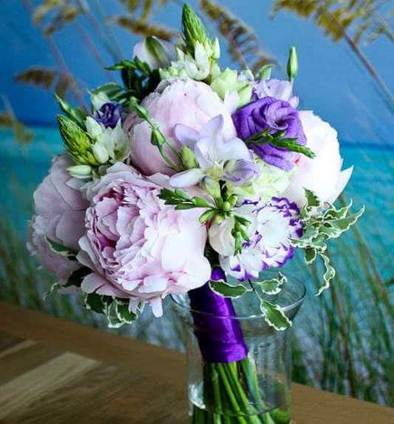Сватбен букет от лилави като красиви цветя