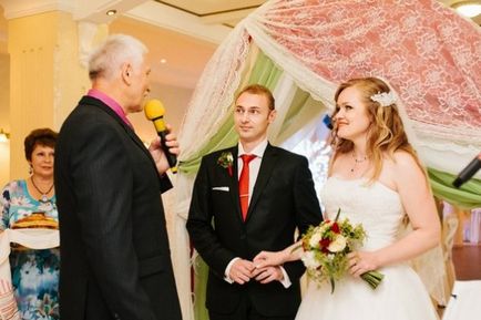 Препечени филийки на сватбата на родителите на булката инструктирани младите