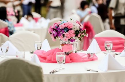 Декорация сватба зала с цветя - агенцията 