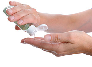 Антибактериален спрей и гел за ръце с ръцете си