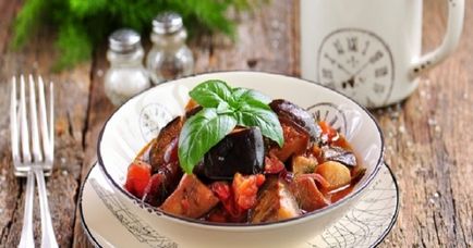 Патладжан задушено с домати - рецепти с чесън, сметана, черен пипер и месо