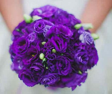 Цветя за сватбена снимка на букет красива булката