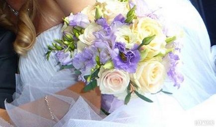 Цветя за сватбена снимка на букет красива булката
