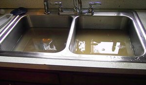 Какво става, ако е запушена мивка в кухнята означава и начини за премахване на блокажи