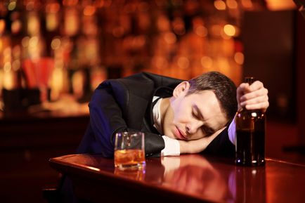 Какво да се излива алкохол в едно лице да заспя