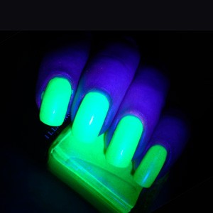 Cvetyaschiysya лак за нокти, флуоросцентни - маникюр у дома