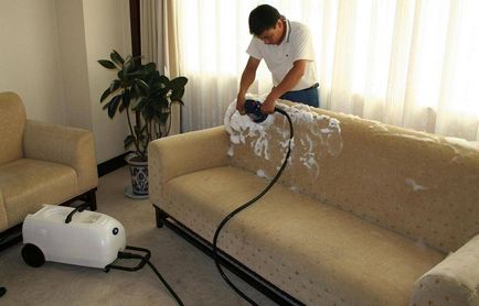 Как ефективно и бързо почистване на петна на дивана