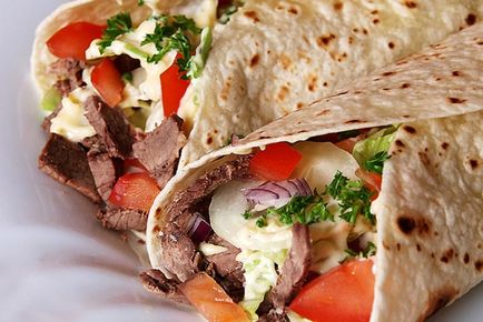 Как да се подготвите и увийте в Shawarma пита домашни рецепти, месо сос