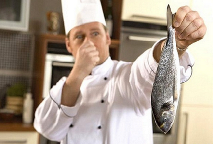 Как да се отървете от миризмата на рибни ястия, на закрито, в хладилника, върху плата