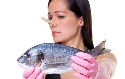 Как да се отървете от миризмата на риба по ръцете му, облекла и плосък