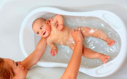 Как да се къпе новородено един - полезни съвети и инструкции