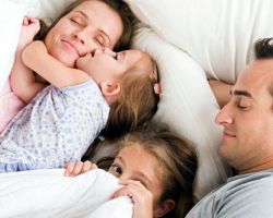 Как да научим бебето да заспива по своя собствена