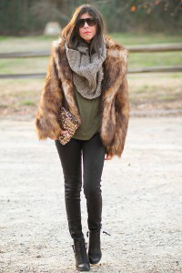 Как да нося шал с кожено палто, изкуството да бъдеш жена