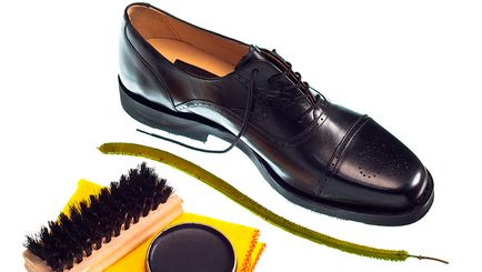 Как да се почисти кожени обувки от петната солта и мръсотията